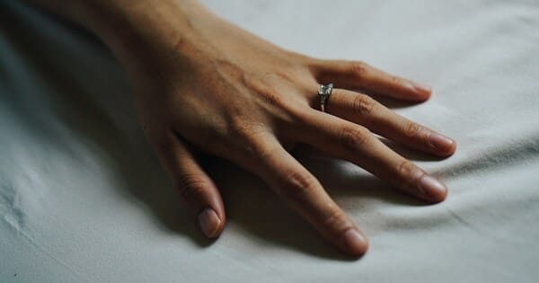 浮気する人の特徴・深層心理を分析